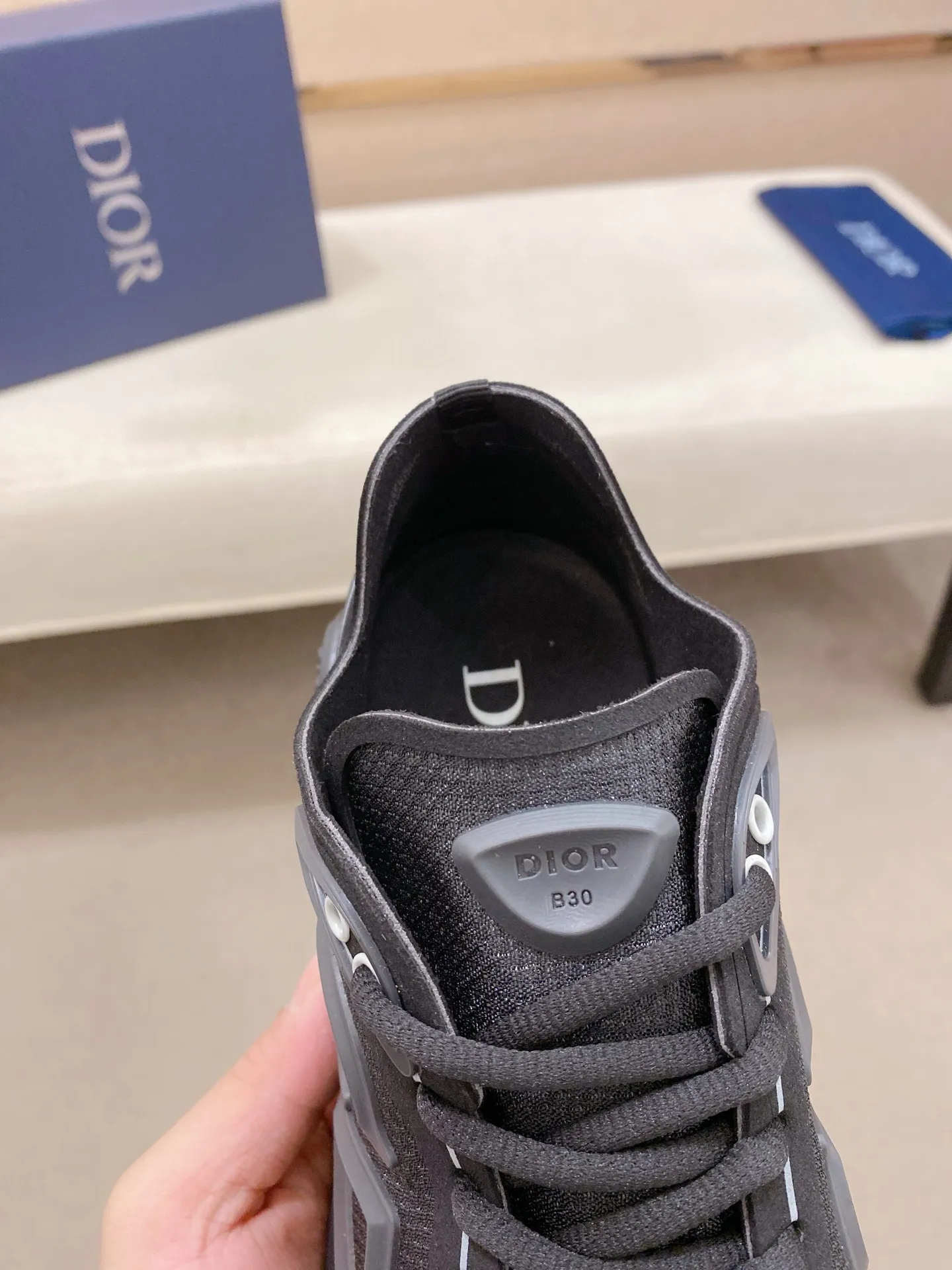 Ex-factory price: 480💰[Celebrate][Celebrate][Celebrate] Wang Junkai, the latest DIOR brand ambassador launched in 2022, brilliantly performs Dior's new B30 sneakers, using modern lines and technical fabrics to create a smart and casual style. The new sports shoes follow the trend of the retro market. The DadShoes-style tongue has the Dior logo. The B30 is made of fine-textured leather and mesh cloth. There are conspicuous letters CD on both sides of the shoe body to indicate identity. The original 1:1 replica of the top version is code number: 38-44. Can be customized45